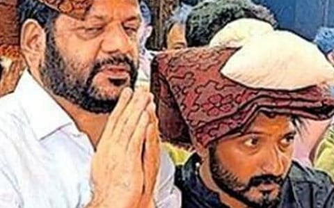 കന്നിമല കയറി രാഹുൽ, ഗുരുസ്വാമിയായി വി കെ ശ്രീകണ്ഠൻ: കാത്തിരിപ്പ് മകര ജ്യോതിക്കായി | VK Sreekandan MP and Rahul Mamkootathil MLA in Sabarimala