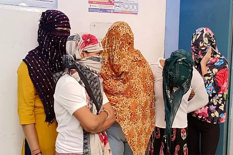 റസ്റ്റോറൻ്റിൽ പെൺവാണിഭം; സെക്സ് ടോയ്സും, മൊബൈൽ ഫോണുകളും പിടിച്ചെടുത്തു; രണ്ടു പ്രായപൂർത്തിയാകാത്ത പെൺകുട്ടികളെ രക്ഷപ്പെടുത്തി പോലീസ് | Sex Racket Arrested