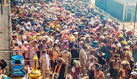 ശബരിമലയിൽ ദര്ശന പുണ്യം നേടി ലക്ഷങ്ങൾ മലയിറങ്ങി