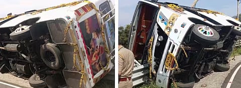 ളാഹ വഞ്ചി വിളക്ക് വളവിൽ ശബരിമല തീർത്ഥാടകരുടെ മിനി ബസ് മറിഞ്ഞു: 2 പേർക്ക് പരിക്കേറ്റു | Sabarimala Pilgrims’ vehicle accident