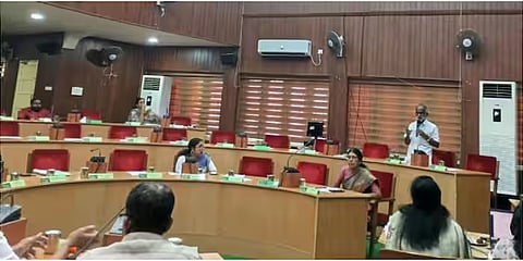 തൃശൂർ കോർപ്പറേഷൻ കൗൺസിൽ യോഗത്തിൽ നിന്ന് 18 ഭരണപക്ഷ അംഗങ്ങൾ വിട്ടുനിന്നു