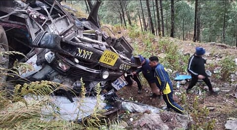 ഉത്തരാഖണ്ഡിൽ വൻ ദുരന്തം; താഴ്വരയിൽ ബസ് മറിഞ്ഞുണ്ടായ അപകടത്തിൽ 5 പേർ മരിച്ചു; നിരവധി പേർക്ക് പരിക്ക് | Uttarakhand bus accident