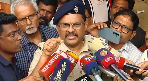 തൃശൂർ ബാങ്ക് കൊള്ള : ‘കാഷ് കൗണ്ടറിൽ ഉണ്ടായിരുന്നത് 47 ലക്ഷം രൂപ, കവർന്നത് മൂന്ന് ബണ്ടിൽ’; തൃശ്ശൂർ റൂറൽ എസ് പി | Thrissur bank robbery