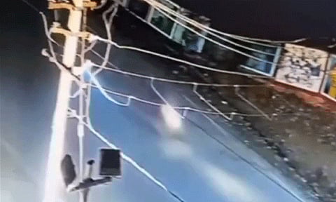 നടുറോഡില് പാല്ക്കാരനുമായി കൂട്ടിയിടിച്ച് പുള്ളിപ്പുലി; വൈറലായി സിസിടിവി ദൃശ്യങ്ങള് | Milkman Collapsed