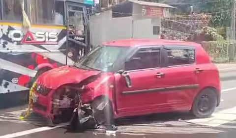 ഡ്രൈവർ ഉറങ്ങിപ്പോയി: ശബരിമല തീർത്ഥാടകരുടെ വാഹനം വൈദ്യുതി പോസ്റ്റിലേക്ക് ഇടിച്ചു കയറി ഒരാൾക്ക് സാരമായി പരിക്കേറ്റു | Sabarimala devotees vehicle accident