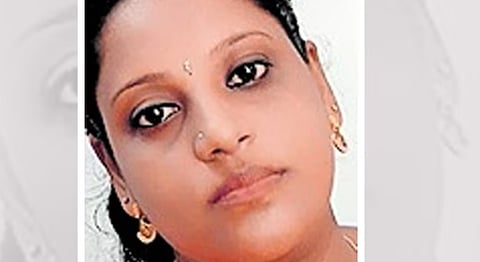 കൊടുങ്ങല്ലൂരിൽ യുവതി ജീവനൊടുക്കിയത് പലിശക്കാരുടെ ഭീഷണി മൂലമെന്ന് കുടുംബം | Woman commits suicide in Thrissur