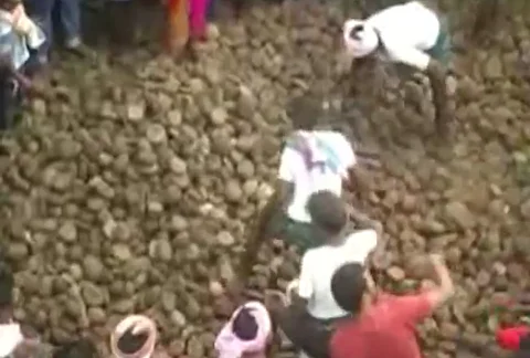 Video: Men throw cow-dung at each other at annual Ugadi ritual in Andhra