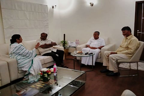 Federal front show of unity: Mamata, Naidu, Kumaraswamy and Pinarayi meet Kejriwal's wife