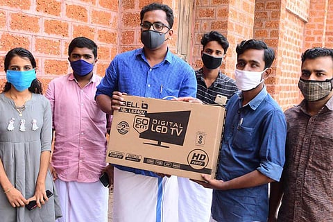 Rival Kerala student unions come together to help student in need