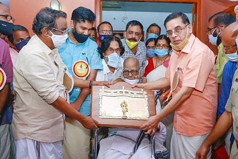 Kerala writer Akkitham being presented the Jnanpith award.