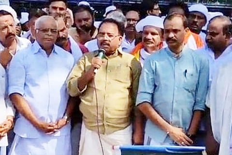 Anavoor Nagappan and VV Rajesh in a pro-Vizhinjam protest