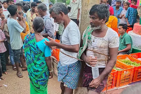 Yerukala Ramachandram and his brother Savaranna tied to a pole near Gandhi centre