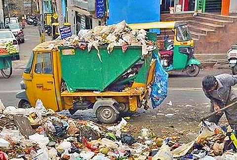 Garbage auto tipper