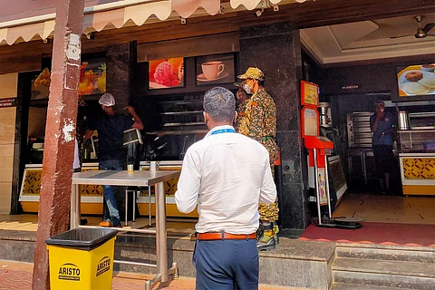 BBMP officials conducting COVID-19 Appropriate Behavior (CAB) raid at a food outlet