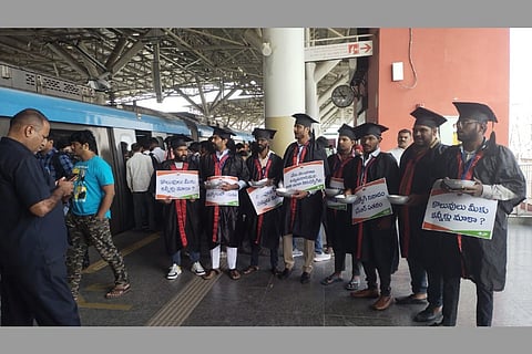 BJP youth protesting in Metro station