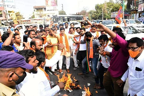 BJP activists burning effigy of TRS MLA K Vidya Sagar