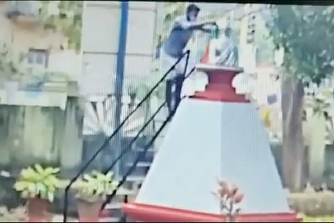 Man puts BJP flag around Gandhi statue