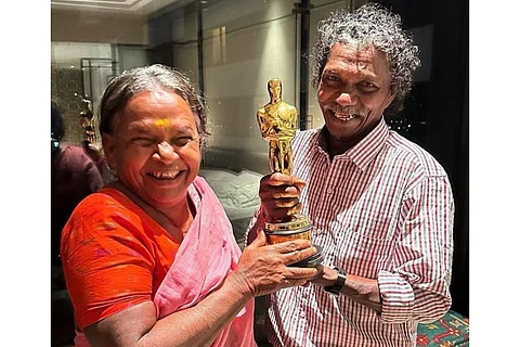 HL: Bomman and Bellie from The Elephant Whisperers pose with Oscar