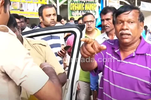 The group of people who got into a confrontation with a popcorn seller in Bengaluru
