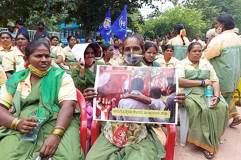 Pourakarmikas protesting in Bengaluru on July 1, they have continued their protest seeking CM Basavaraj Bommai's assurances in writing