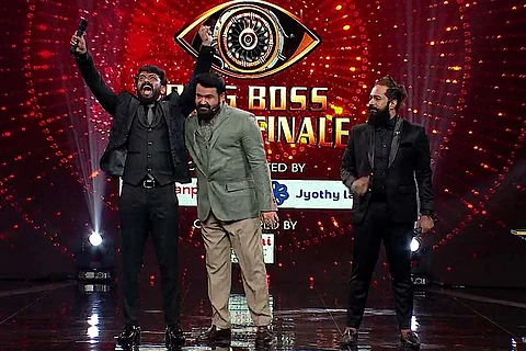 Mohanlal and Manikuttan seen in the finale episode Bigg Boss Malayalam 3