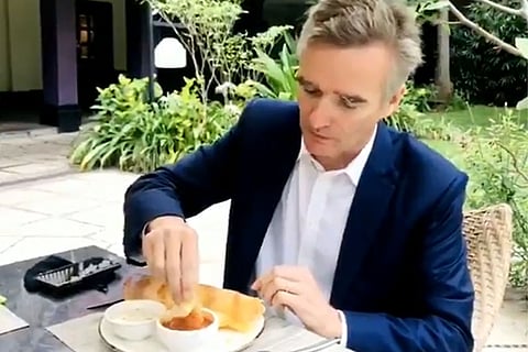 British High Commissioner Ellis eating dosa with hand