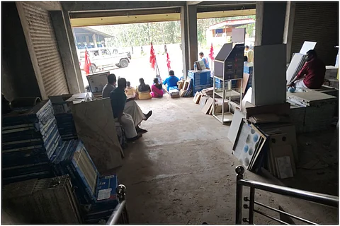 CITU workers blocking a tiles showroom in Kerala