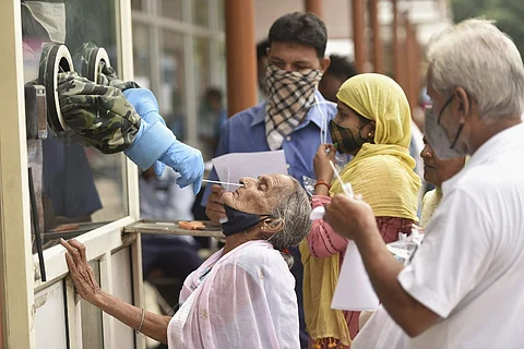 India sees over 1.79 lakh new cases in one day, Omicron accounts for 4033 cases