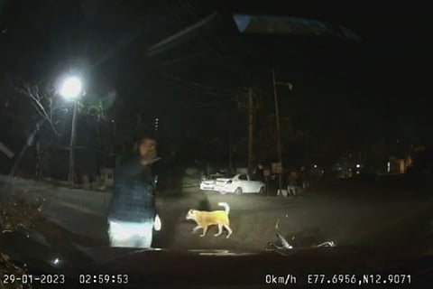 Biker hits car and then chases it for five kilometers in Bengaluru, video surfaces