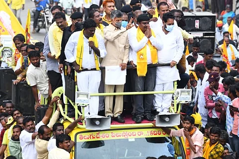 Chandrababu addressing the public during the roadshow