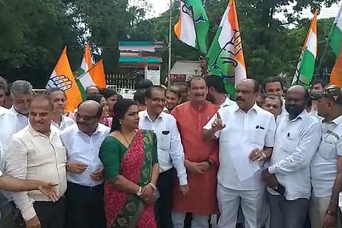 Congress protests against BJP, blames state govt for IAS officer's resignation