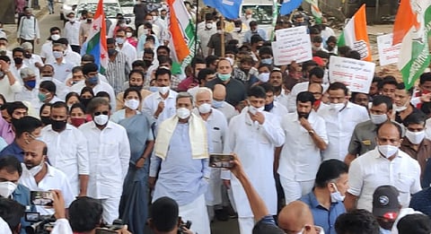 DK Shivakumar, Siddaramaiah, Eshwar Khandre, Congress leaders protest