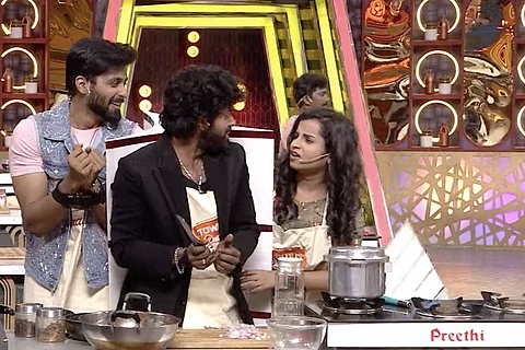 Screenshot of reality show Cook with Comali season 2 showing Shivangi and Ashwin
