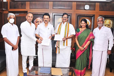DMK, Congress leaders after signing the seat sharing agreement