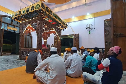 A group of disciples at Peeli Dargah