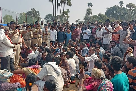 Police negotiating with the protestors