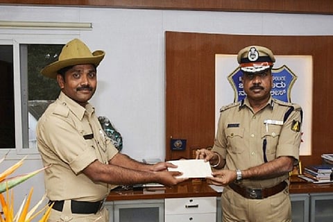 Commissioner awards B'luru cop Rs 10,000 for song on chain snatching