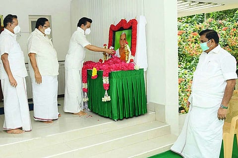 EPS and Stalin at EPS's residence to condole EPS's mother's death