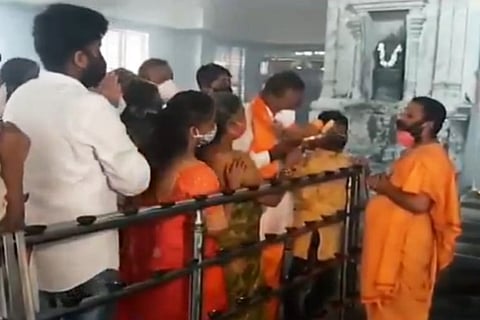 Karnataka Minister Eshwarappa violated COVID-19 norms on Thursday