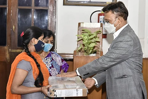 Banashankari receiving laptop from Gaurav Gupta