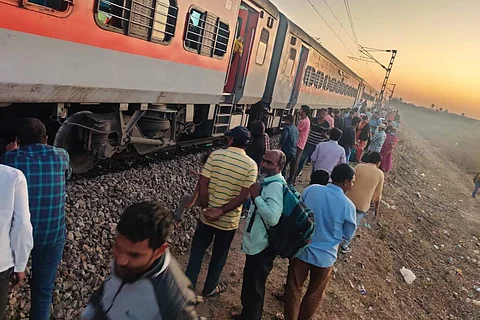 Godavari Express derails near Hyderabad