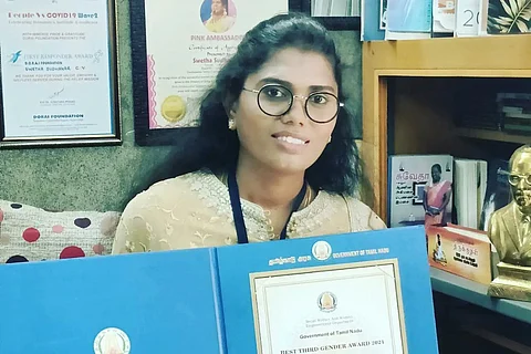 Grace Banu holding the award