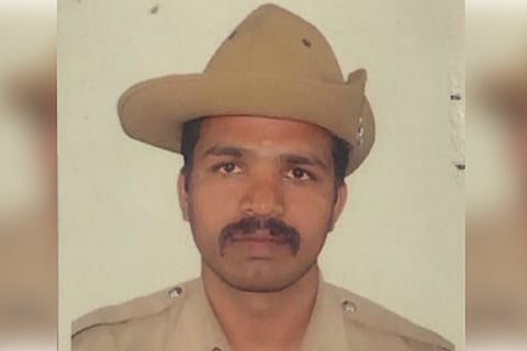 Bengaluru cop nabs ‘mobile’ thief after hot pursuit, rewarded with honeymoon package