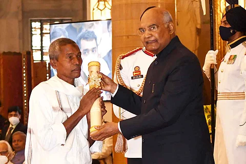 Harekala Hajabba recieving award from Pesident Ramnath Kovind