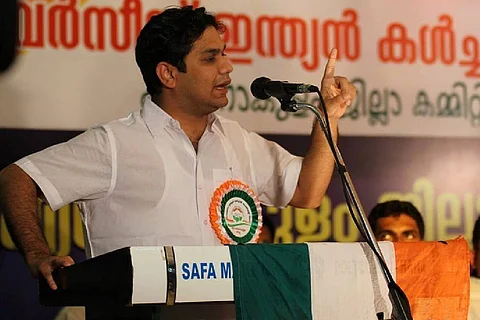 Hibi Eden talking at an event