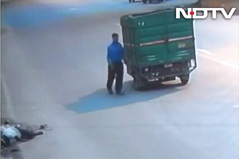 Delhi accident victim bleeds to death as passersby ignore him, steal his phone