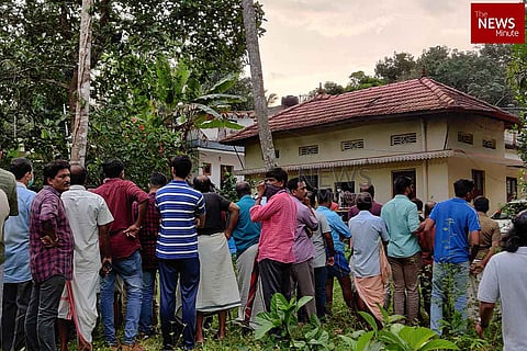 The crowd gathered in front of the murder site in Elanthoor