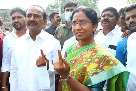 Eatala Rajender showing his inked finger