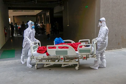 An ICU COVID19 patient being admitted in hospital