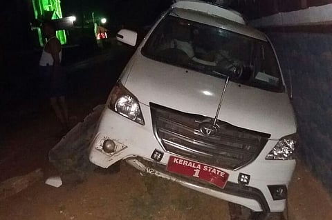 Oommen Chandy's escapes unhurt as his car meets with an accident